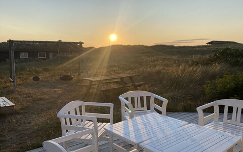 Adrienne - 490M from the Sea: Ciel, Meubles, Horizon, Crépuscule, Le Coucher Du Soleil, Soleil, Lever Du Soleil, Mobilier De Jardin, Tableau De Plein Air, Afterglow