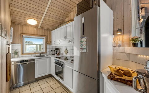 Adrienne - 490M from the Sea: Cuisine, Bois, Sol, Plafond, Principaux Appliance, Sol, Design Intérieur, Comptoir, Appareil De Cuisine, Pièce