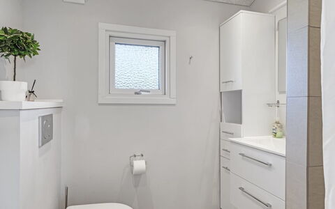 Adrienne - 490M from the Sea: Luminaire Plomberie, Salle De Bains, Sol, Mur, Design Intérieur, Sol, Évier, Lavabo, Armoire De Toilette, Toilette