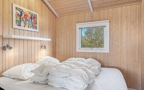 Adrienne - 490M from the Sea: Bois, Chambre, Plafond, Lit, Design Intérieur, Literie, Domicile, Drap De Lit, Cadre De Lit, Pièce