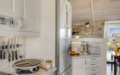 Adrienne - 490M from the Sea: Cuisine, Appareil De Cuisine, Comptoir, Design Intérieur, Principaux Appliance, Cabinetry, Sol, Électroménager, Bois, Plafond