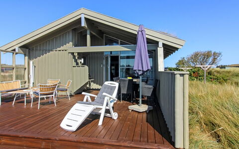 Adrienne - 490M from the Sea: Bois, Domicile, Chalet, Dur, Recours, Ombre, Plate-Forme, Porche, Planche, Tache De Bois