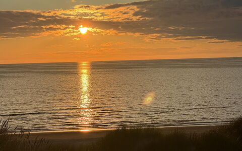 Adrienne - 490M from the Sea: Soleil, Ressources En Eau, L'Eau, Horizon, Plan D'Eau, Le Coucher Du Soleil, Afterglow, Orange, Jaune, Plage