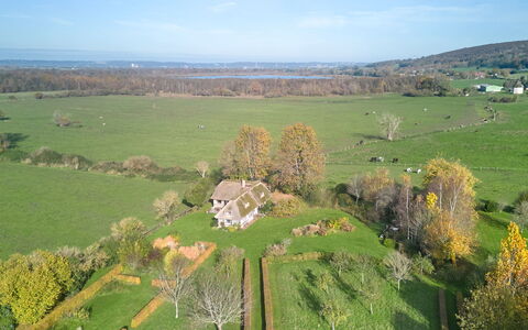 2 Chaumières Normande: Nuage, Ciel, L'Eau, Propriété, Bâtiment, Plante, Bleu, Piscine, Bleu Azur, Paysage Naturel