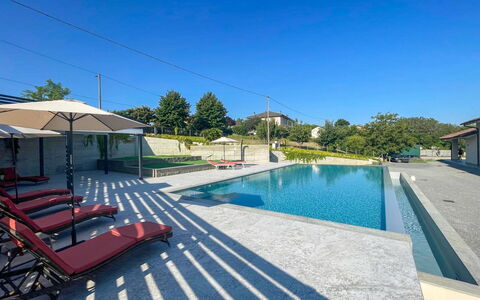 Tenuta Bricco San Giorgio: Piscine, Composite, Recours, Caractéristique De L'Eau, Aménagement Paysager, Jardin, Ombre, Dalle, Eco Hôtel, Miroir D'Eau