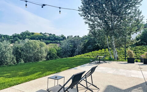 Tenuta Bricco San Giorgio: Plante, Ciel, Nuage, Feuille, La Nature, Arbre, Paysage Naturel, Ombre, Mobilier De Jardin, Herbe