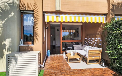 By the Lake: Bois, Meubles, Mobilier De Jardin, Domicile, Ombre, Balcon, Chaise, Tache De Bois, Appartement, Cour