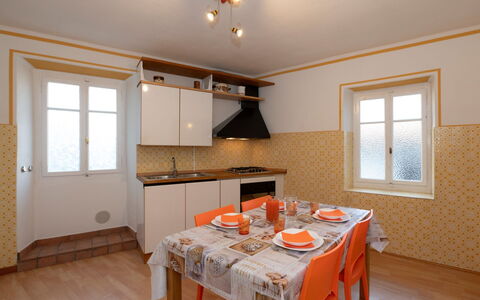 Ines: Propriété, Meubles, Cabinetry, Comptoir, Fenêtre, Table, Bois, Éclairage, Design Intérieur, Orange