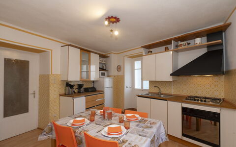 Ines: Table, Meubles, Bois, Chaise, Cabinetry, Design Intérieur, Bâtiment, Table Cuisine Et Salle A Manger, Sol, Sol