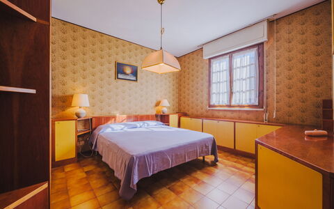 Menesini: Meubles, Propriété, Fenêtre, Bâtiment, Bois, Orange, Table, Design Intérieur, Lit, Sol