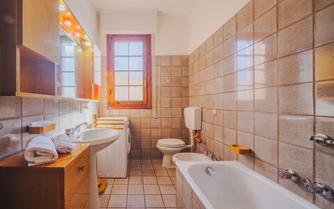 Menesini: Baignoire, Luminaire Plomberie, Évier, Propriété, Robinet, Salle De Bains, Armoire De Toilette, Miroir