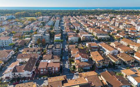 Menesini: Ciel, Jour, Propriété, Bâtiment, Lumière, Bleu, La Nature, Infrastructure, Design Urbain, Maison