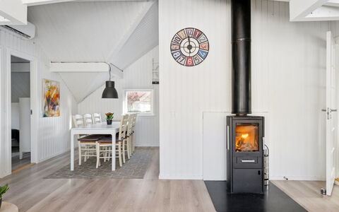 Janik - 1.3Km from the Sea: Sol, Bois, Sol, Design Intérieur, Meubles, Parquet, Plafond, Salon, Pièce, Dur