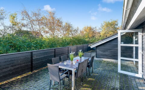 Efka - 600M to the Fjord: Meubles, Design Intérieur, Sol, Sol, Plafond, Pièce, Chaise, Table, Appartement, Table Cuisine Et Salle A Manger