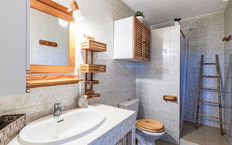 Solenzara 700: Luminaire Plomberie, Évier, Sol, Lavabo, Salle De Bains, Design Intérieur, Robinet, Sol, Plomberie, Pièce
