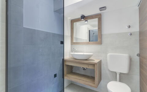 Kal: Miroir, Robinet, Luminaire Plomberie, Lavabo, Évier, Salle De Bains, Armoire De Toilette, Toilette, Violet, Bâtiment