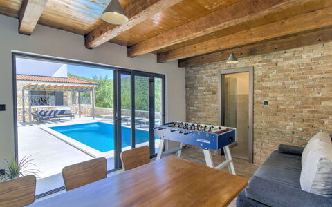 Kal: Propriété, Piscine, Fenêtre, Bleu Azur, Bois, Plante, Design Intérieur, Architecture, Ombre, L'Eau