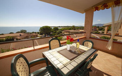 Bilocale Apartments Seaside: Meubles, Appartement, Balcon, Ombre, Chaise, Recours, Table Cuisine Et Salle A Manger, Plante D'Appartement, Eco Hôtel, Tache De Bois