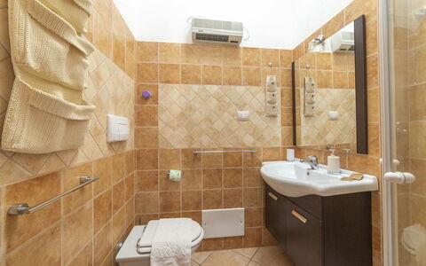 Trilocale Apartments Seaside: Lavabo, Design Intérieur, Luminaire Plomberie, Sol, Évier, Salle De Bains, Sol, Robinet, Plomberie, Pièce
