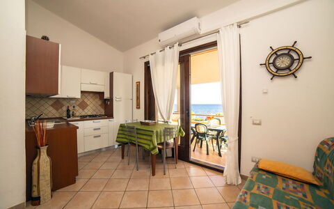 Trilocale Apartments Seaside: Meubles, Sol, Sol, Design Intérieur, Chaise, Mer, Table, Table Cuisine Et Salle A Manger, Tache De Bois, Océan