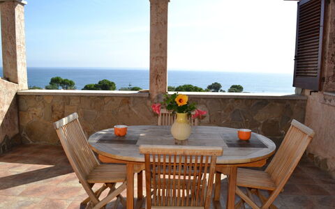 Villino Trilocale Apartments Seaside: Meubles, Mobilier De Jardin, Table, Bois, Chaise, Tableau De Plein Air, Sol, Table Cuisine Et Salle A Manger, Table Basse, Mer
