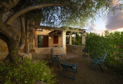 Villino Trilocale Apartments Seaside: Meubles, Jardin, Ombre, Mobilier De Jardin, Arrière-Cour, Aménagement Paysager, Tache De Bois, Structure En Plein Air, Chaise, Hacienda