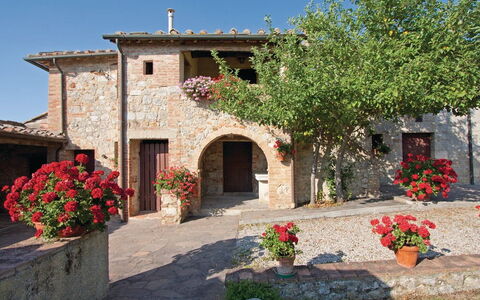 La Palazzina, Ville Di Corsano, Home And Pool: Fleur, Plante, Bâtiment, Propriété, Fenêtre, Ciel, Maison, Architecture, Pot De Fleur, Porte