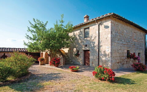 La Palazzina, Ville Di Corsano, Home And Pool: Plante, Ciel, Bâtiment, Fenêtre, Maison, Porte, Lot Terre, Arbre, Chalet, Mur