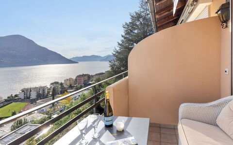 Brissago 130: L'Eau, Propriété, Plante, Bâtiment, Bleu Azur, Ciel, Fenêtre, Piscine, Design Urbain, Loisir