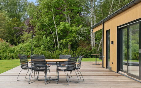 Pauliina - 1.1Km from the Sea: Végétation, Arbuste, Printemps, Chalet, Jardin, Ombre, Arrière-Cour, Cour, Chaise
