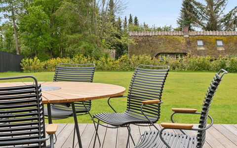 Pauliina - 1.1Km from the Sea: Végétation, Arbuste, Printemps, Chalet, Jardin, Ombre, Arrière-Cour, Cour, Chaise