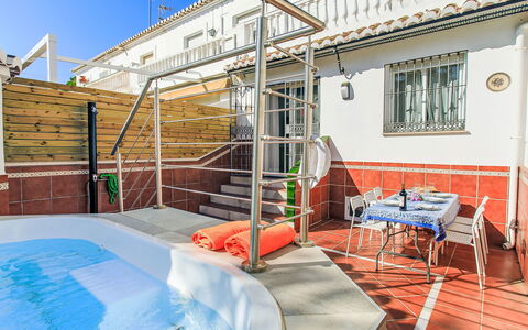 Cheng: L'Eau, Propriété, Plante, Bâtiment, Bleu Azur, Ciel, Fenêtre, Piscine, Design Urbain, Loisir