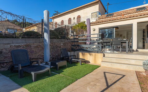 Maison Fabrégas: Zone Résidentielle, Domicile, Ombre, Biens, Jardin, Balcon, Cour, Mobilier De Jardin, Dalle