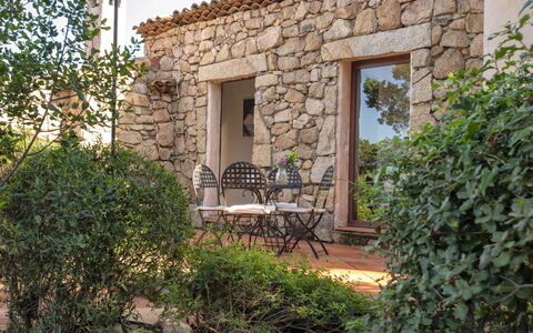 La Giulia Porto Cervo: Meubles, Propriété, Table, Plante, Bois, Design Intérieur, Sol, Sol, Cadre, Chaise