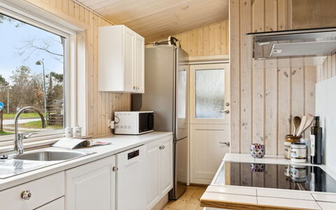 Torbjörn - 100M from the Sea: Bois, Cuisine, Appareil De Cuisine, Comptoir, Principaux Appliance, Plafond, Design Intérieur, Domicile, Cabinetry, Luminaire Plomberie