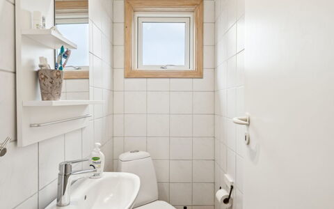 Torbjörn - 100M from the Sea: Mur, Sol, Sol, Luminaire Plomberie, Design Intérieur, Siège De Toilette, Toilette, Salle De Bains, Évier, Plafond