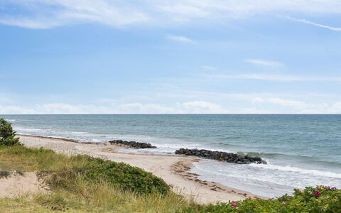 Torbjörn - 100M from the Sea: Ciel, Bleu, L'Eau, Horizon, Plage, Côte, Plan D'Eau, Jour, Ressources En Eau, Environnement Naturel