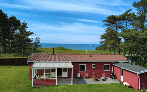 Torbjörn - 100M from the Sea: Maison, Domicile, Chalet, Biens, Ombre, Cour, Porche, Ferme, Siding, Arrière-Cour