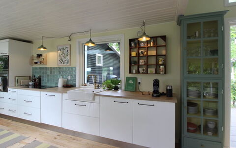 Mielikki - 2Km from the Sea: Design Intérieur, Cabinetry, Comptoir, Cuisine, Sol, Meubles, Luminaire, Tiroir, Plafond, Placard