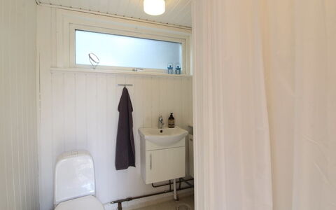 Mielikki - 2Km from the Sea: Mur, Sol, Luminaire Plomberie, Sol, Bois, Design Intérieur, Salle De Bains, Plomberie, Pièce, Toilette