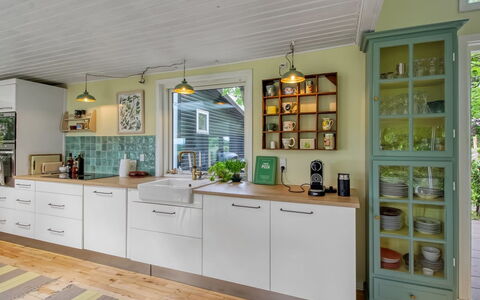 Mielikki - 2Km from the Sea: Cuisine, Cabinetry, Design Intérieur, Comptoir, Meubles, Appareil De Cuisine, Bois, Sol, Principaux Appliance, Plafond