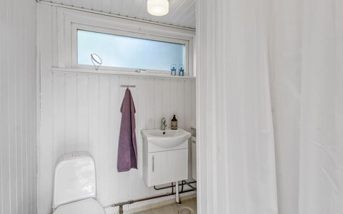 Mielikki - 2Km from the Sea: Sol, Sol, Luminaire Plomberie, Design Intérieur, Plafond, Salle De Bains, Plomberie, Pièce, Évier, Toilette