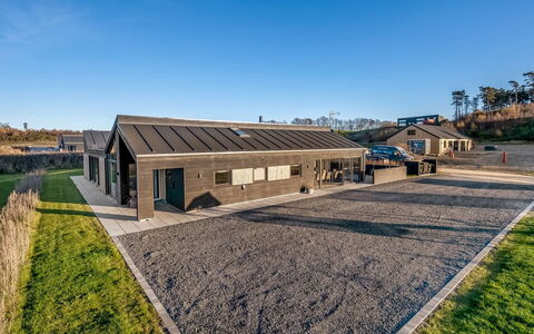 Hana - 1.8Km from the Sea: Biens, Ombre, Allée, Ferme
