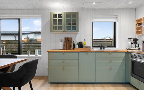 Hellena - 600M from the Sea: Sol, Cuisine, Bois, Meubles, Comptoir, Cabinetry, Appareil De Cuisine, Design Intérieur, Sol, Tiroir