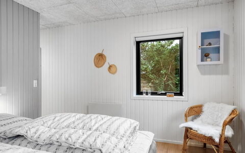 Hellena - 600M from the Sea: Bois, Plafond, Chambre, Design Intérieur, Drap De Lit, Literie, Lit, Pièce, Cadre De Lit, Planche