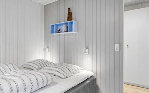 Hellena - 600M from the Sea: Sol, Luminaire Plomberie, Sol, Design Intérieur, Salle De Bains, Toilette, Plomberie, Évier, Armoire De Toilette, Robinet