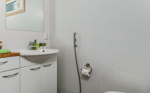 Rukan Tunturituuli: Luminaire Plomberie, Salle De Bains, Design Intérieur, Sol, Évier, Lavabo, Robinet, Sol, Plomberie, Toilette