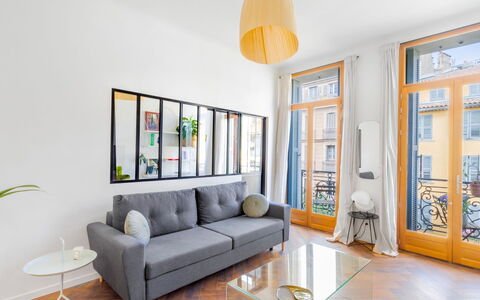 Lafayette: Plante, Ciel, Nuage, Bâtiment, Fenêtre, Lot Terre, Design Intérieur, Design Urbain, Zone Résidentielle