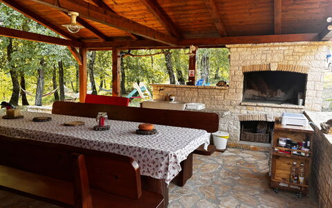 Casa Robinson Nature, Wifi, Istria, Croazia: Meubles, Bois, Table, Chaise, Ombre, Table Cuisine Et Salle A Manger, Tableau De Plein Air, Mobilier De Jardin, Tache De Bois, Arrière-Cour