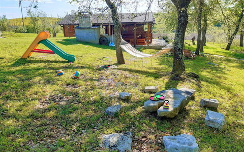 Casa Robinson Nature, Wifi, Istria, Croazia: Lot Terre, Zone Rurale, Jardin, Pelouse, Chalet, Arrière-Cour, Cour, Prairie, Village, Aménagement Paysager